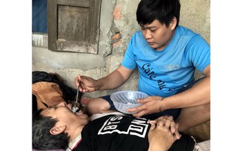 Trao tiền hỗ trợ 3 trường hợp khó khăn ở Bình Định