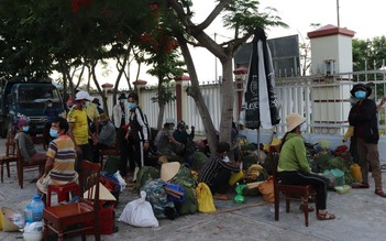 'Giải cứu' đoàn 47 người Hrê đi bộ từ Khánh Hòa về Quảng Ngãi