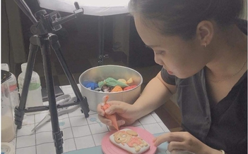 Cô gái vẽ tranh từ đường bột và lòng trắng trứng