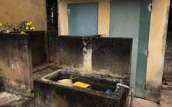 Nhà vệ sinh không… vệ sinh ở trường học nông thôn
