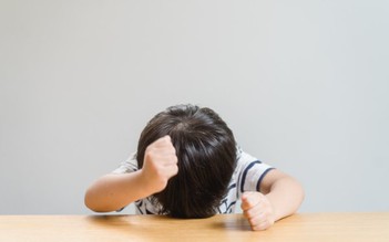Trẻ tăng động giảm chú ý thường bắt đầu triệu chứng trước 7 tuổi
