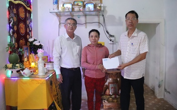 Trao 43 triệu đồng bạn đọc giúp gia đình 2 thuyền viên gặp nạn ở Bình Thuận