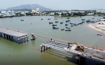 Làm rõ nghi vấn phá cầu cũ, đơn vị thi công xả thẳng bê tông xuống sông