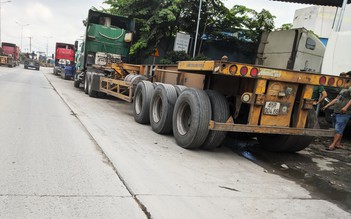 Container, xe tải đậu bát nháo trên đường