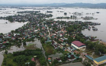Nhiều nơi ở Nghệ An, Hà Tĩnh, Quảng Nam bị cô lập do mưa lũ