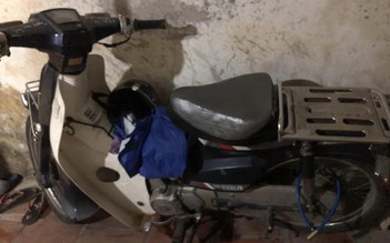 Cháu gái nâng niu chiếc xe máy cũ ông bà tặng ngày vào đại học