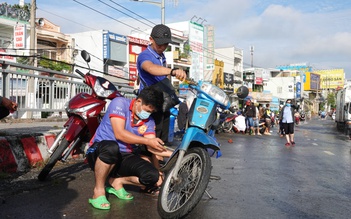 'Biệt đội' tình nguyện xuyên đêm giúp đỡ người đi đường