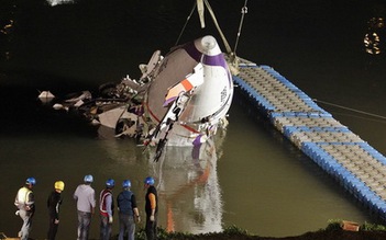 Cận cảnh trục vớt chiếc máy bay rơi ở Đài Loan