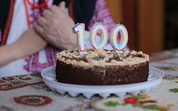 Mừng sinh nhật lần thứ 25 nhân dịp tròn… 100 tuổi