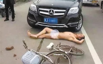 Bị đụng xe, khỏa thân nằm giữa đường để ăn vạ