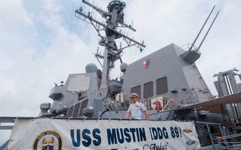 Tàu khu trục Mỹ USS Mustin thăm Cam Ranh