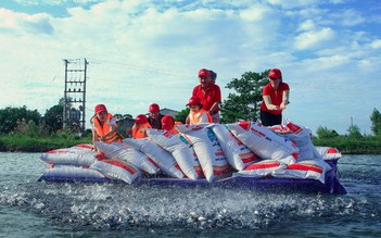 Ốc Thanh Vân ấn tượng với dây chuyền sản xuất hiện đại với dầu ăn từ cá