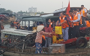 Ông Trương Quang Hoài Nam đại diện Cần Thơ tặng quà cho tiểu thương chợ nổi