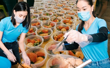 “Trùm hoa hậu” cùng dàn người đẹp nổi lửa bếp ăn chăm lo tuyến đầu chống dịch