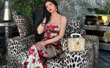 Mặc slip dress, váy bodycon quyến rũ tôn dáng nảy lửa như Kylie Jenner