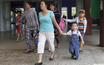 Trẻ em Sài Gòn thích thú lần đầu đi tàu lửa ngoại ô dịp Giỗ Tổ
