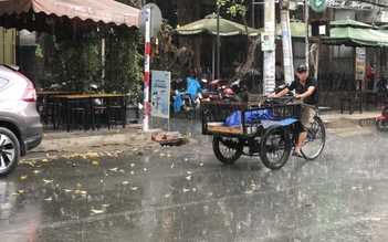 Người Sài Gòn trưa nay không kịp mặc áo mưa bởi cơn mưa giải nhiệt 'bất ngờ'