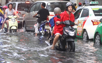 Ngập nước ở ‘phố nhà giàu’ Thảo Điền: Người nước ngoài cũng 'khóc', sợ bị lọt hố