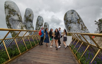 Đổ xô nhau check - in cầu Vàng hình bàn tay khổng lồ