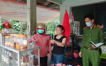 Đà Nẵng: Tịch thu nhiều mặt hàng không nguồn rõ gốc bán trước cổng trường