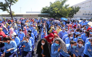 Đà Nẵng: Công nhân tập trung đông đúc đội nắng chờ xét nghiệm Covid-19