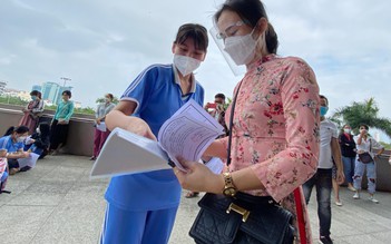 Ngày nhà giáo Việt Nam đặc biệt, thầy cô dắt học sinh đi tiêm vắc xin Covid-19