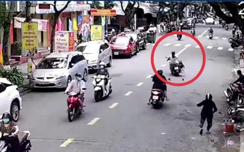 Thót tim clip mẹ bất cẩn không tắt máy xe, con kéo tay ga gây tai nạn