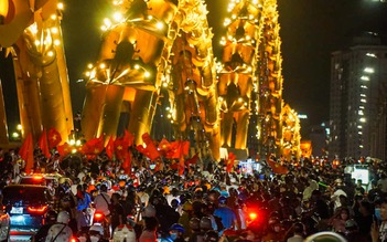 Đà Nẵng: Đi ‘bão’ xuyên đêm mừng U23 Việt Nam, cầu Rồng kẹt cứng