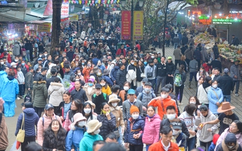 Hàng vạn người đổ về chùa Hương trong ngày khai hội