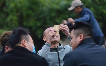 Du khách đánh bạc trên thuyền ở chùa Hương, ban quản lý 'than' khó