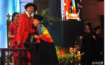 Nữ sinh Trung Quốc thú nhận đồng tính tại lễ tốt nghiệp