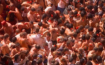 Độc đáo lễ hội ném cà chua lớn nhất Tây Ban Nha