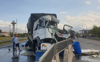 Ninh Thuận: Xe tải húc đuôi xe đông lạnh, 1 tài xế tử vong tại chỗ