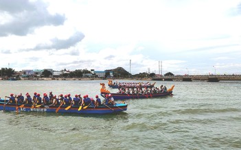 Ninh Thuận: Hơn 200 ngư dân tham gia đua thuyền rồng trên Đầm Nại