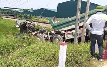 Tàu hỏa trật bánh sau khi đâm xe tải, đường sắt Bắc - Nam tê liệt