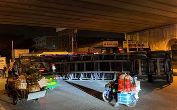 TP.HCM: Xe container lật nhào khi ôm cua dưới cầu vượt Bình Phước