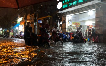 Thủ Đức: Nhiều tuyến đường ngập trong biển nước, xe chết máy la liệt