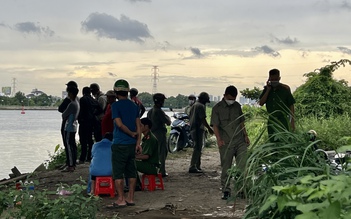 TP.HCM: Nhiều giờ lặn tìm nam công nhân rơi xuống sông Sài Gòn mất tích