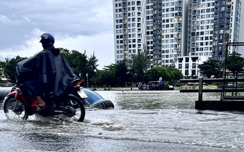 TP.HCM: Mưa lớn kết hợp triều cường, đường Trần Xuân Soạn ngập... ngang sông Sài Gòn