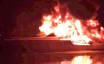 TP.HCM: Cháy du thuyền trên sông Sài Gòn, 3 người thoát chết