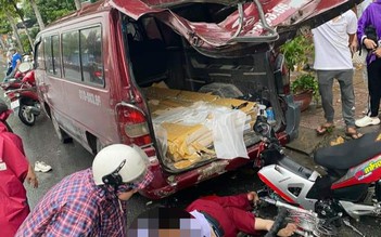 TP.HCM: Xe máy va chạm ô tô, 2 nam học sinh bị thương nặng