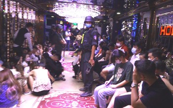 TP.HCM: Công an bắt quả tang nhân viên quán karaoke mua bán ma túy