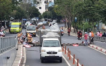Xe tải tông ngã thanh giới hạn chiều cao hầm chui Phạm Văn Chí, đè xe máy
