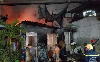 TP.HCM: Cháy vựa phế liệu ở Bình Tân trong đêm, cả khu dân cư hoảng hốt