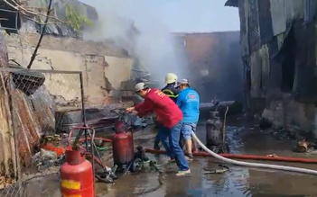 TP.HCM: Cháy lớn kho xưởng inox lan sang khu nhà trọ