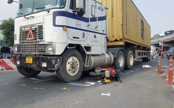 TP.HCM: Xe container cuốn xe máy vào gầm, 1 người tử vong