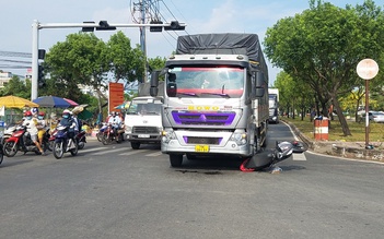 Tai nạn ở TP.HCM: Rùng mình cảnh xe máy của thai phụ 7 tháng kẹt dưới bánh xe tải