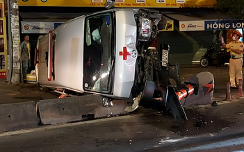 TP.HCM: Xe cứu thương tông dải phân cách lúc nửa đêm, lật ngang trên đường ở Q.12