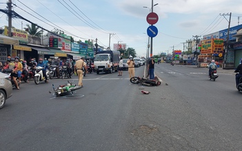 TP.HCM: Xe máy tông nhau giữa giao lộ, 2 người bị thương