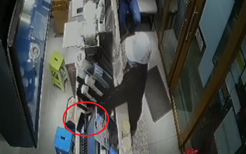 TP.HCM: Quán trà sữa lại xuất hiện người phụ nữ đội nón trắng trộm điện thoại